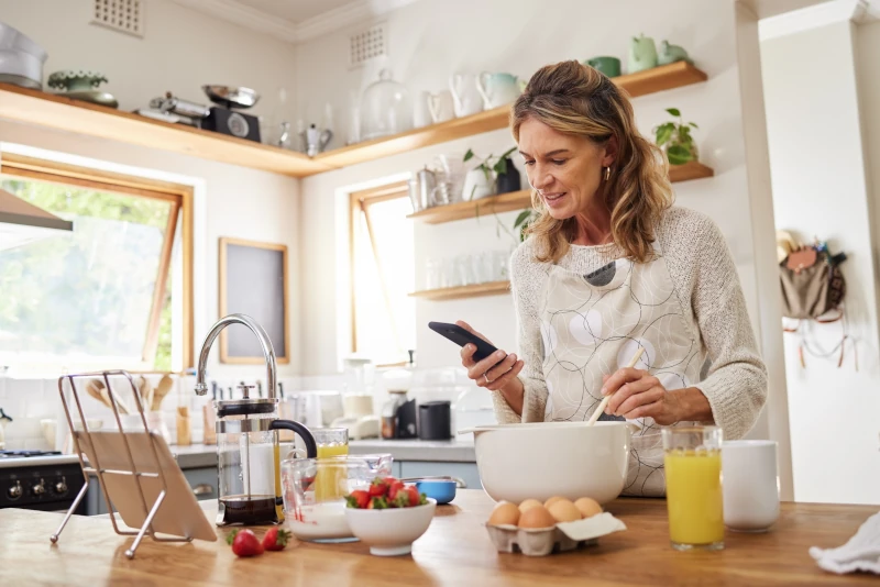 Gospodinja kuha s pomočjo Donat KuhAI